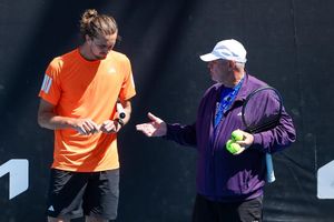 Alexander Zverev scheint der Fuß vor der Partie gegen Cameron Norrie keine Sorgen zu bereiten. - Foto: Frank Molter/dpa