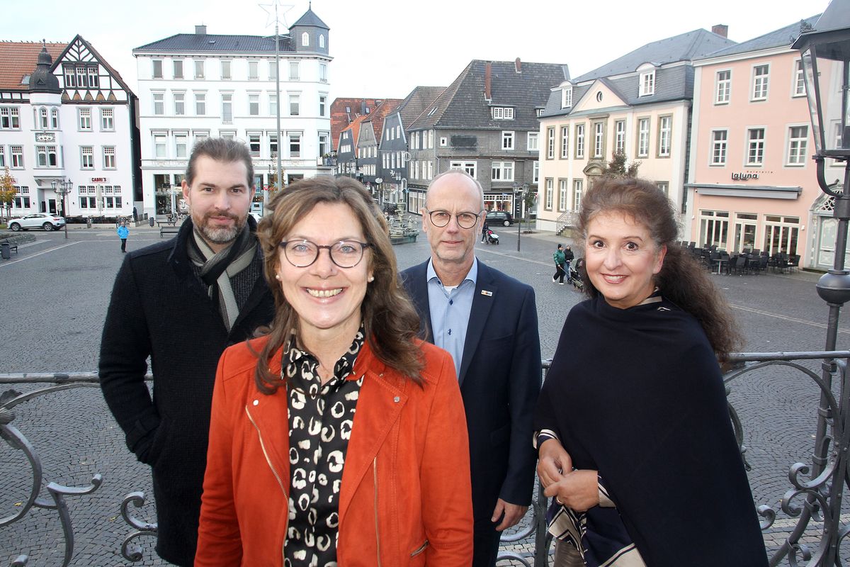 Hier waren sie noch vereint, nun muss Lippstadts City-Managerin Marion Blume (vorn) schon wieder gehen. Bis die Nachfolge geregelt ist, werden ihre Aufgaben „soweit leistbar“ übernommen durch die Bereiche von (v.l.) Kurt Weigelt (Wirtschaftsförderung), Heinrich Horstmann (Stadt-Fachdienst Bauen) und Carmen Harms (KWL). Das Archiv-Foto zeigt sie bei Blumes Vorstellung. Foto: Schwade