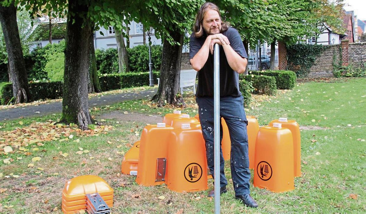Der Künstler als Schäfer: Jan Philip Scheibe mit seiner „Müll/Herde“ im Stiftspark. Fotos: Balzer