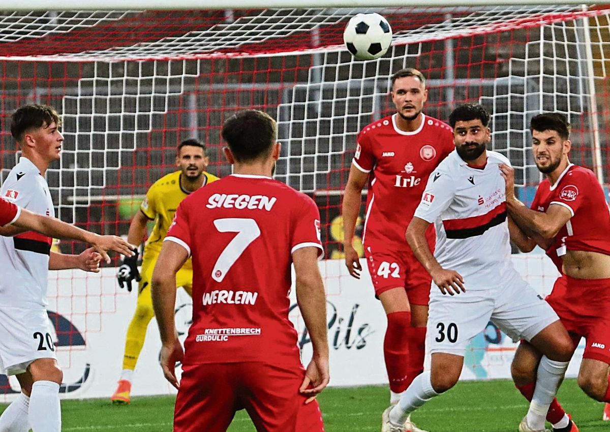 Heimpremiere für den SV Lippstadt in der Oberliga-Saison 2024/25: Serkan Temin (2.v.r) und Louis Neugebauer (l., der ausfällt) wollen mit den Fans natürlich am liebsten einen Sieg feiern. Allerdings kommt mit dem TuS Ennepetal eine etablierte Mannschaft in die Liebelt-Arena. Foto: Lütkehaus