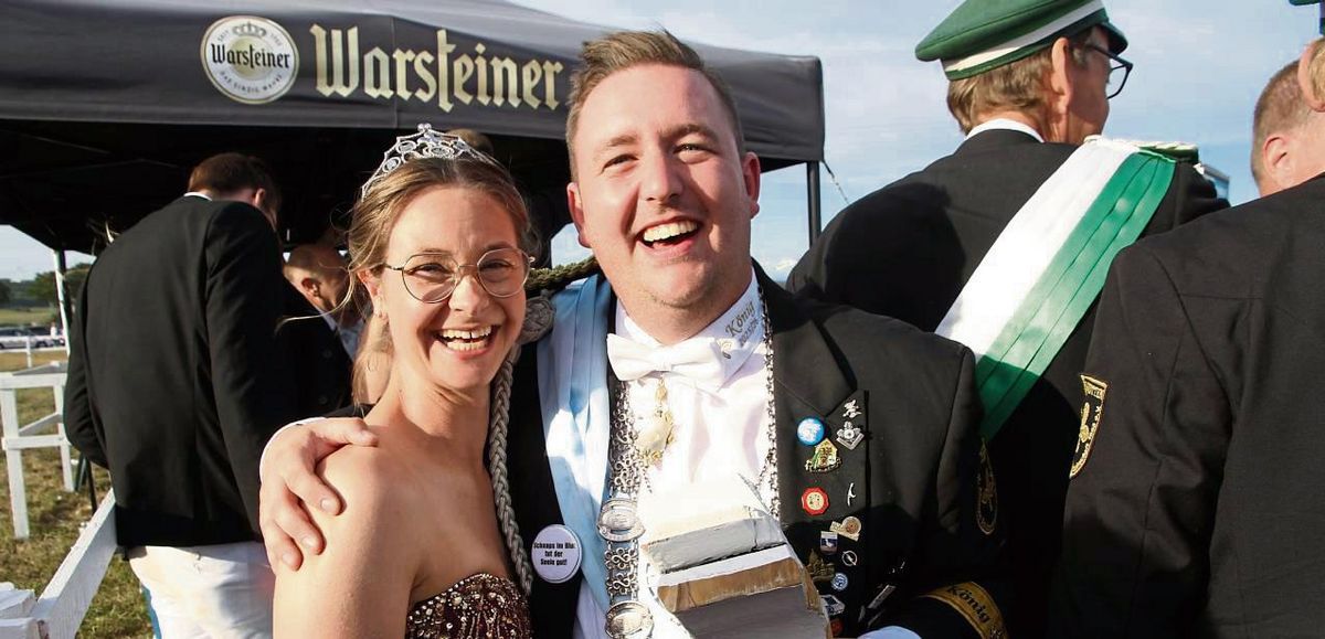 Mit dem 92. Schuss holte David Käuper (32, Heizungsbauer) beim Vogelschießen am Sonntagabend den Aar aus den Kugelfang. Neue Kreiskönigin ist Sabrina Bohr. Fotos: Johannes Büttner