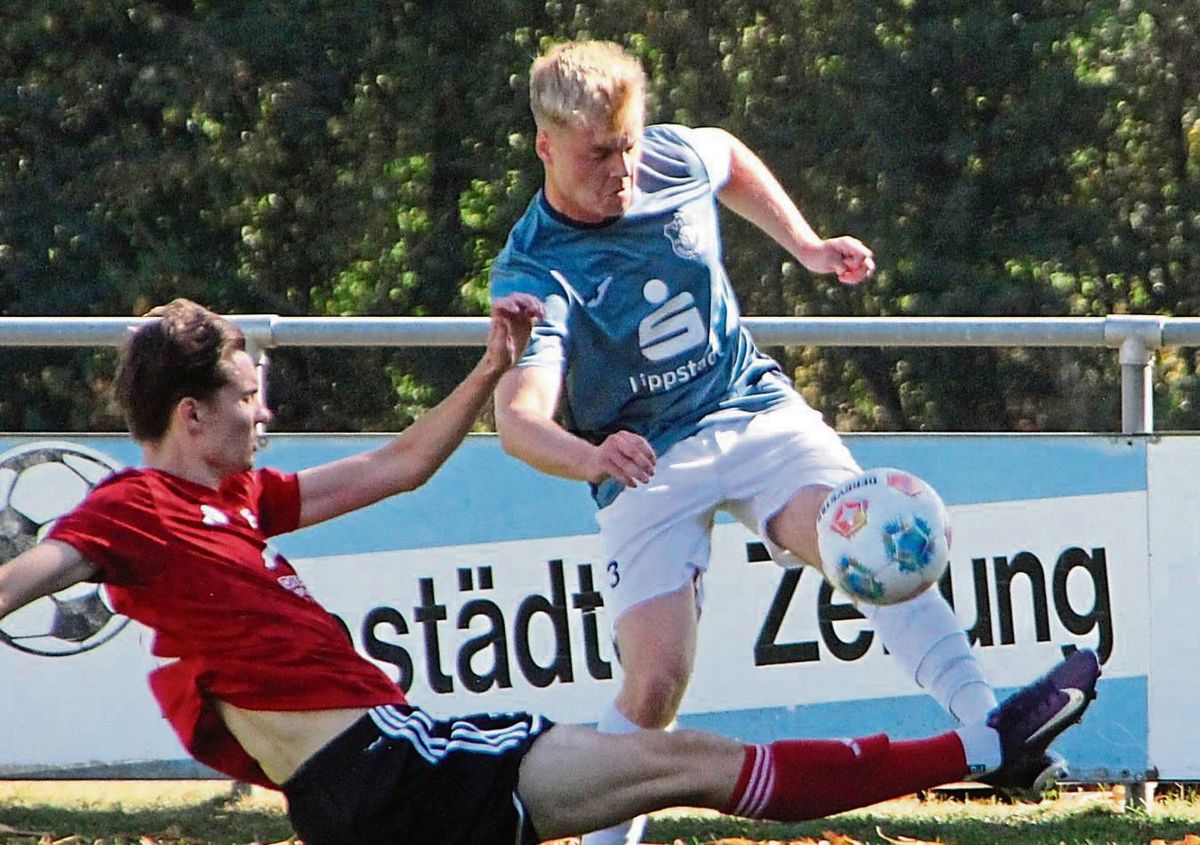 Hörster Dominanz? Fehlanzeige! Bezirksliga-Absteiger SV 03 Geseke (in Rot) war klar der Chef im Ring. Am Ende feierten die Hellwegstädter mit 3:0 ihren dritten Sieg in Folge. Foto: Heiner Schnieder