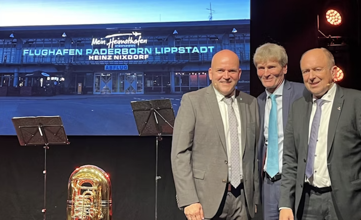 Der große Moment: Aufsichtsratsvorsitzender Christoph Rüther (rechts) und Geschäftsführer Roland Hüser (links) enthüllten gemeinsam mit Prof. Dr. Nikolaus Risch, Vorstandsmitglied der Heinz Nixdorf Stiftung, den Namenszusatz am Flughafen-Schriftzug. Foto: Flughafen