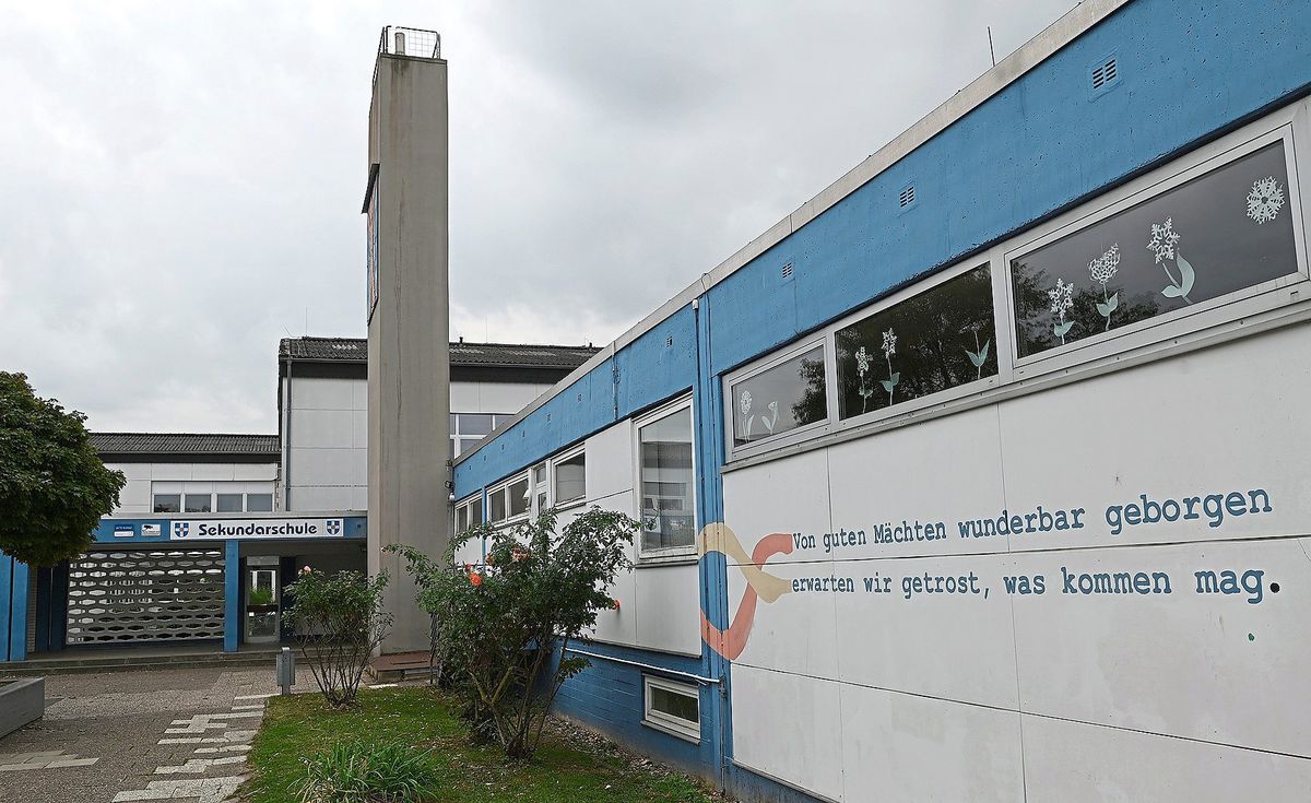 Die Sekundarschule Geseke erhielt heute eine Bombendrohung. Nach der Evakuierung gab es Entwarnung: Die Polizei konnte nichts im Gebäude finden. Foto: Tuschen