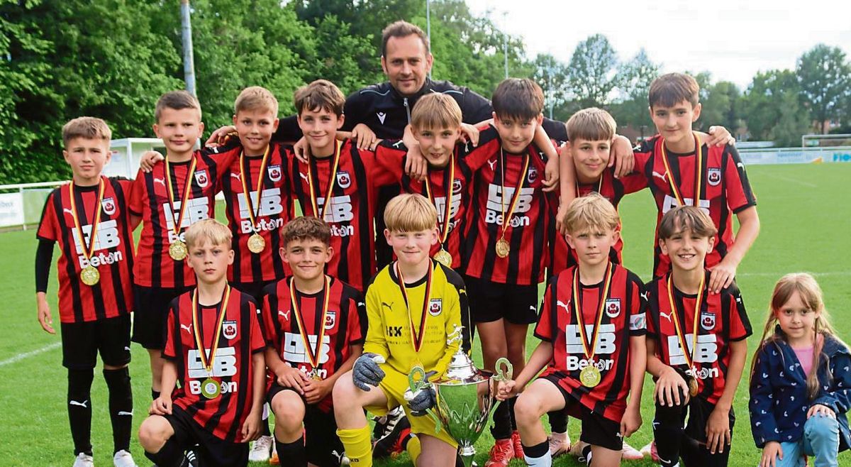 So sehen Sieger aus: Die E-Junioren des SV Lippstadt holten den Titel beim Kreispokalturnier in Bad Waldliesborn. Sie taten es damit den A-, B-, C- und D-Junioren vom Bruchbaum gleich, die ebenfalls Pokalsieger in 23/24 wurden. Fotos (3): Feichtinger