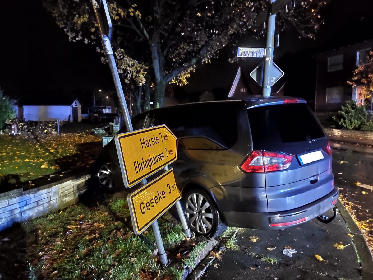 Das Auto wurde über die Kreuzung geschleudert und landete in einer Grundstücksmauer. Fotos: Wapelhorst