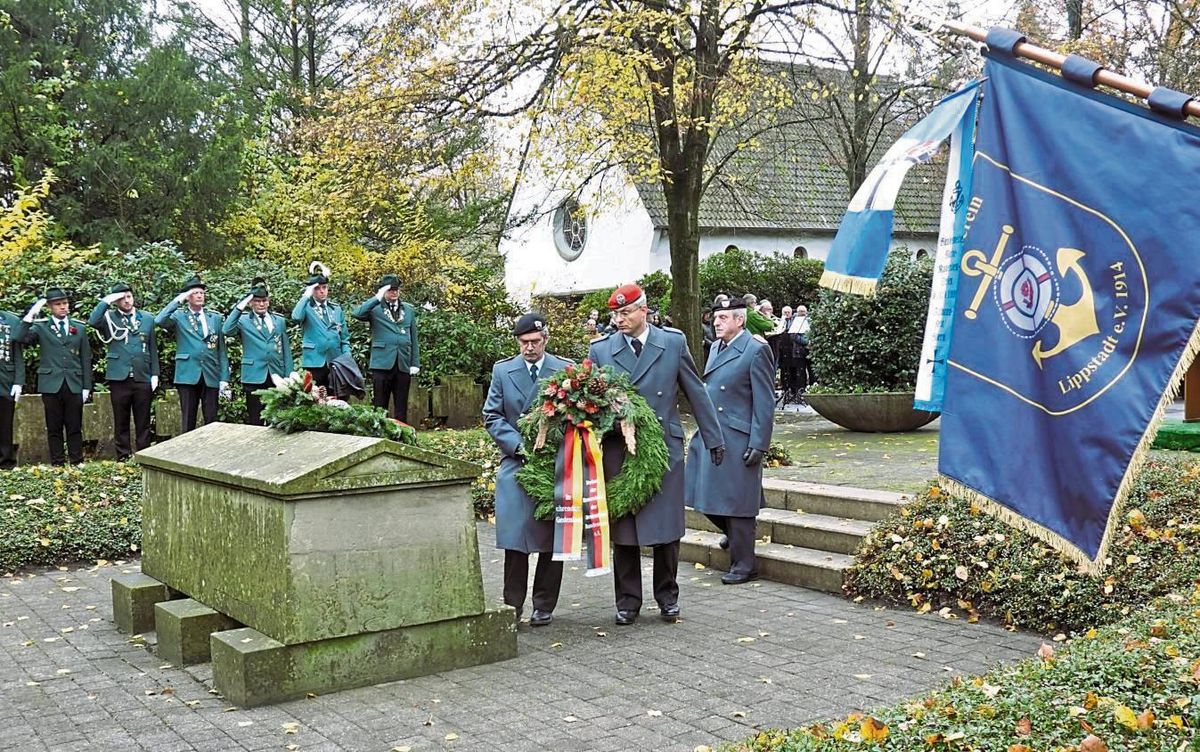 Umrahmt von Schützenbrüdern legen Vertreter der Reservistenkameradschaft einen Kranz am Ehrenmal 1914/1918 nieder. Auch die Stadt, der Marineverein und der Sozialverband VdK legtenTannenkränze an den Sakrophag. Fotos: Vielberg