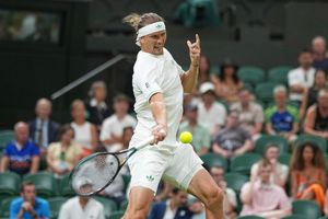 Alexander Zverev spielt am Dienstag seine Erstrundenpartie zu Ende. - Foto: Alastair Grant/AP/dpa