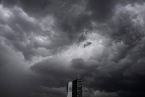 Die Bankenaufsicht der Europäischen Zentralbank (EZB) nimmt regelmäßig die Krisenfestigkeit großer Banken im Euroraum unter die Lupe. (Symbolbild) - Foto: Boris Roessler/dpa