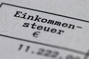 Über 80 Prozent der deutschen Unternehmen finden laut einer Befragung des Ifo-Instituts im Auftrag der Stiftung Familienunternehmen auch die Steuern für ihre Arbeitnehmer zu hoch. (Symbolbild) - Foto: Robert Michael/dpa