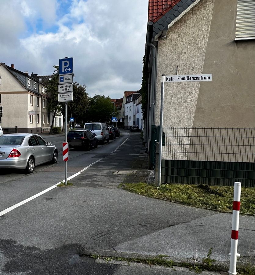 Viel Verkehr, gefährliche Situationen: Eltern fordern vor der St.Josef-Kita deshalb Tempo 30. Stadt und Politik erteilten dem Wunsch eine Absage. Foto: Cegelski