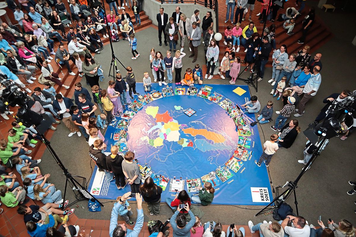 Kreisrund und kreativ: Die fertigen Lego-Bauwerke umrahmen die überdimensionale Landkarte Europas. Fotos: Bunte