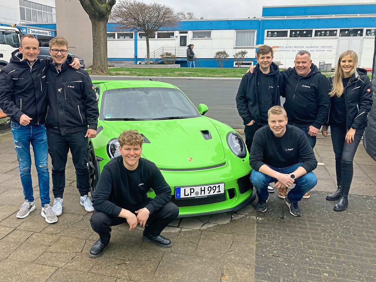 Beim Werkzeug-Sortierwettbewerb eines Sanitärbetriebs gab es eine Fahrt mit dem giftgrünen Porsche des Inhabers zu gewinnen. Fotos: Frenz
