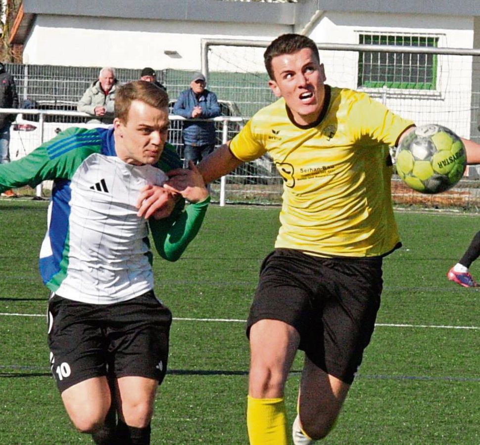 Gesekes Torge Gran (l.) leitete mit einem Freistoß die Führung der Hausherren ein. Nach 90 Minuten behielt die Heimmannschaft trotz langer Unterzahl die Oberhand gegen den SuS Bad Westernkotten II und gewann mit 3:2. Fotos: Schlink