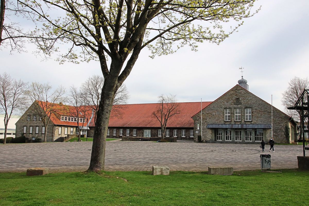 Der Grünstreifen vor dem Bürgerhaus Anröchte war für einen 19-jährigen Anröchter offenbar zu verlockend, um nicht mit seinem Pkw darüber zu driften. Seinen Führerschein ist er bis auf Weiteres los. Archivfoto: Raestrup