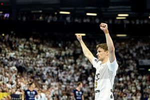 Kiels Rune Dahmke jubelt nach dem Sieg gegen Montpellier. - Foto: Axel Heimken/dpa