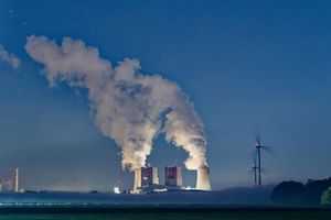 Kondensierter Wasserdampf steigt von den Kühltürmen des Braunkohlekraftwerkes Neurath auf. Das Kraftwerk stößt große Mengen Kohlendioxid aus. (Symbolbild) - Foto: Henning Kaiser/dpa