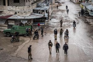 Soldaten der syrischen Armee am Samstag in der Stadt Deir Hafir. Die Armee hat dort nach eigenen Angaben die Kontrolle von kurdischen Kräften übernommen. - Foto: Moawia Atrash/dpa