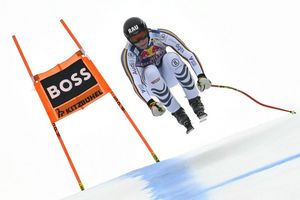 Luis Vogt gelingt eine bärenstarke Fahrt in Kitzbühel. - Foto: Hans Klaus Techt/APA/dpa