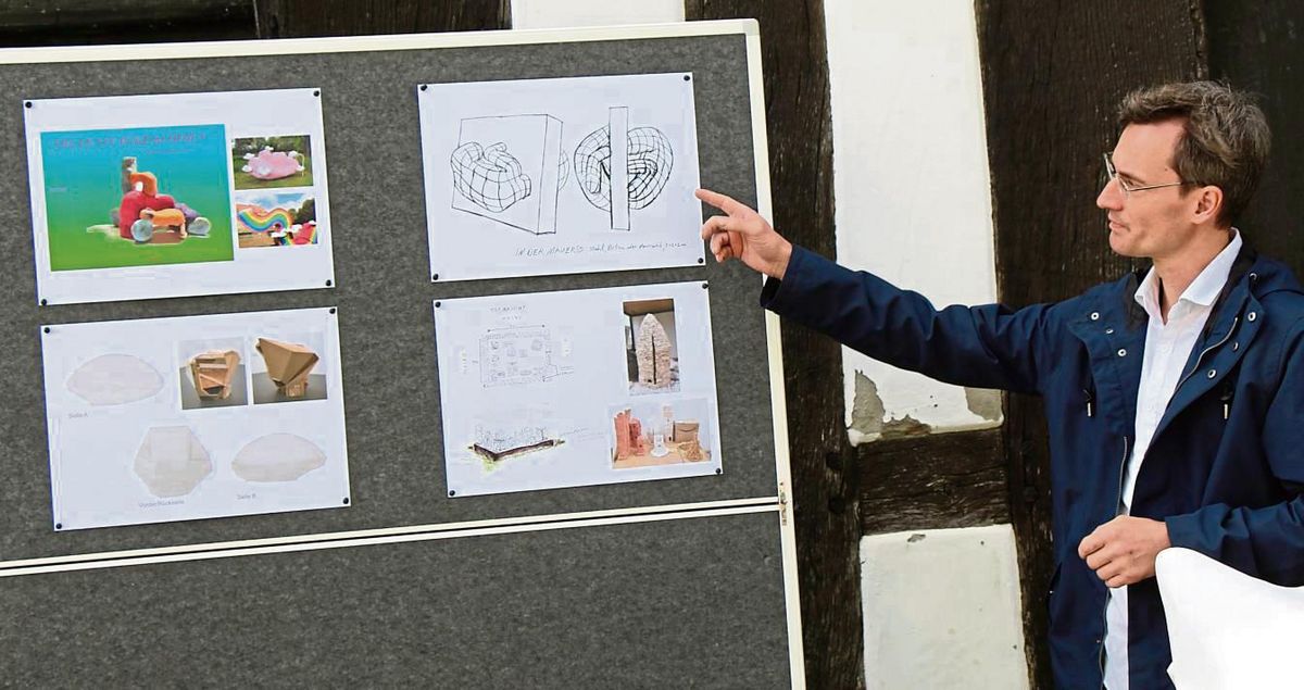 „In der Mauer“ hat Holger Küper sein Kunstwerk genannt. Zwei mal zwei mal zwei Meter groß wird es. Fotos: Löseke