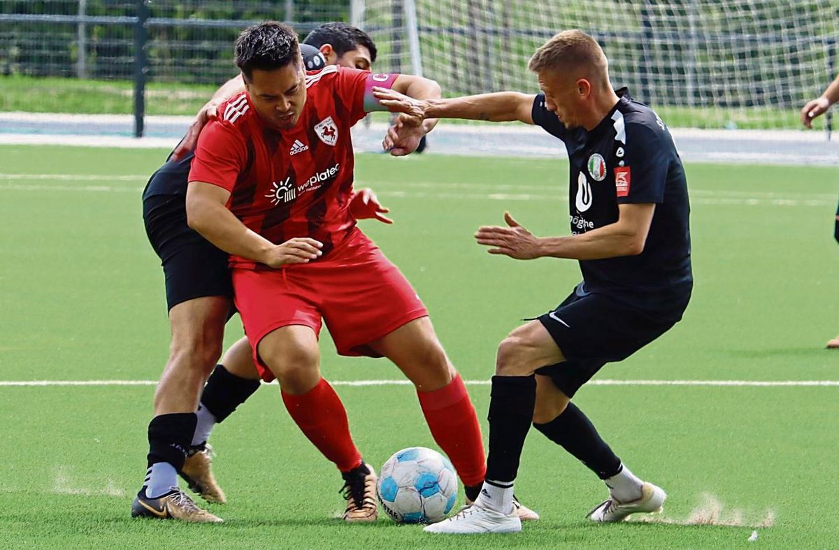 Während der SC Internazionale (schwarze Trikots) dicht vor dem Aufstieg steht, muss das Team von Westfalia Erwitte (rot) nach einem bitteren 1:7 den Gang in die Kreisliga C antreten. Foto: Feichtinger