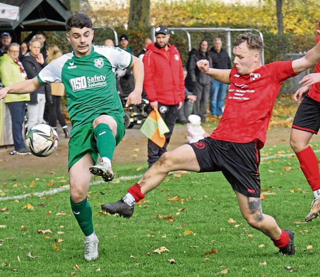 „Das wird kein Leckerbissen.“ Cappels Trainer Andre Barth stellt sich mit seinen Schützlingen (in Grün) im Auswärtsspiel in Heessen auf eine ganz knifflige Aufgabe ein. Foto: Uli Schlink