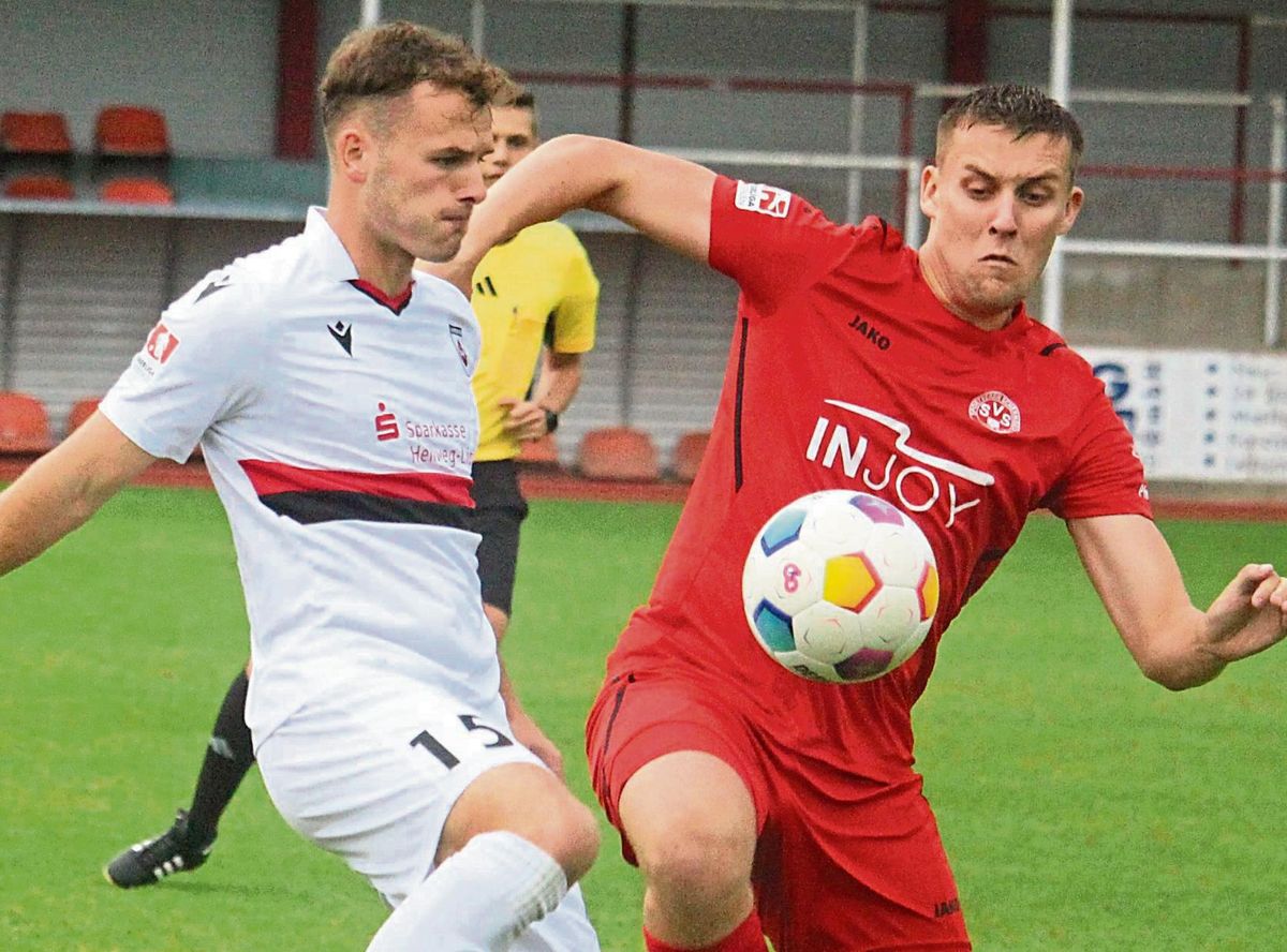 Goldrichtig stand SV-Akteur Janik Steringer (l.) bei einem Freistoß für den SV in der 92. Minute. Die Schermbecker Abwehr konnte den Ball nicht aus der Gefahrenzone befördern, und Steringer schoss den SV Lippstadt mit seinem Treffer zum 2:1-Sieg ins Glück. Fotos: Heinke