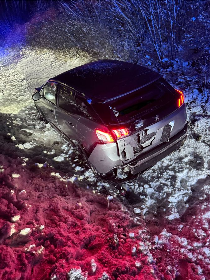 Auf der A44 bei Erwitte/Anröchte rutschte ein Auto nach einem Glätteunfall in den Graben. Es blieb beim Sachschaden. Foto: Feuerwehr Anröchte