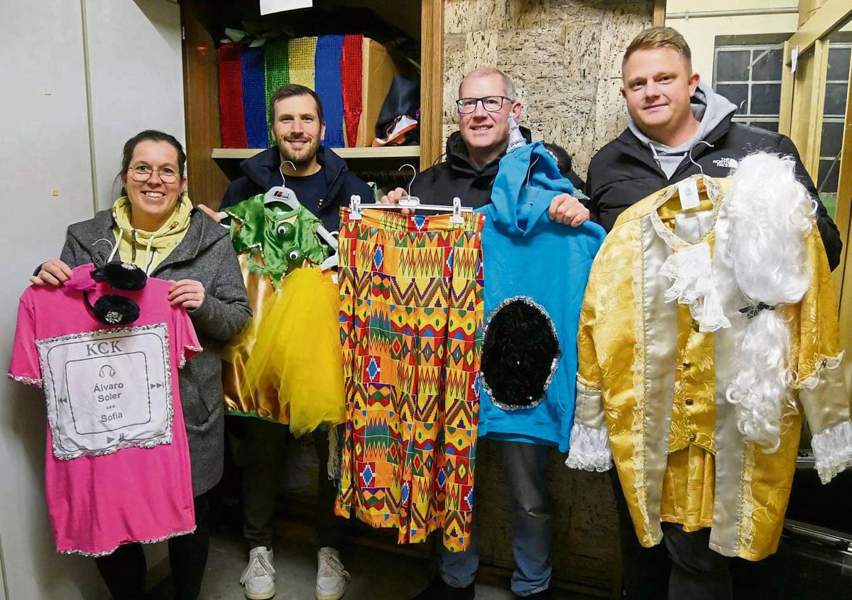 Freuen sich auf viel Zulauf und einen guten Verkauf bei der Kostümbörse in Kallenhardt (v.l.): Trainierin Eliane Tikvic, Vereinsvorsitzender Patrick Padberg, Schatzmeister Frank Meschede und zweiter Vorsitzender Julian Kersting. Foto: Bsdurek