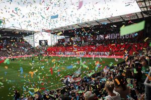 St. Paulis Fans feiern ihre Mannschaft beim Einlaufen. - Foto: Christian Charisius/dpa