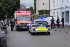 Ein Auto ist in Passau in eine Menschengruppe gefahren. - Foto: Markus Zechbauer/Zema Medien/dpa