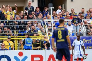 Christopher Antwi-Adjei (r, FC Schalke 04) steht bei einem Einwurf. Der Spieler gab nach dem Spiel an, dabei rassistisch beleidigt worden zu sein. - Foto: Jan Woitas/dpa
