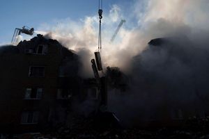 Unter den Trümmern eines Kiewer Wohnblocks werden noch Verschüttete vermutet. - Foto: Evgeniy Maloletka/AP/dpa