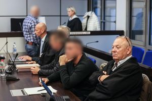 Der Richter macht den Angeklagten keine großen Hoffnungen. - Foto: Oliver Berg/dpa