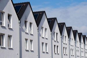 Wohneigentum in Deutschland wird zunehmend teurer. (Symbolbild) - Foto: Julian Stratenschulte/dpa