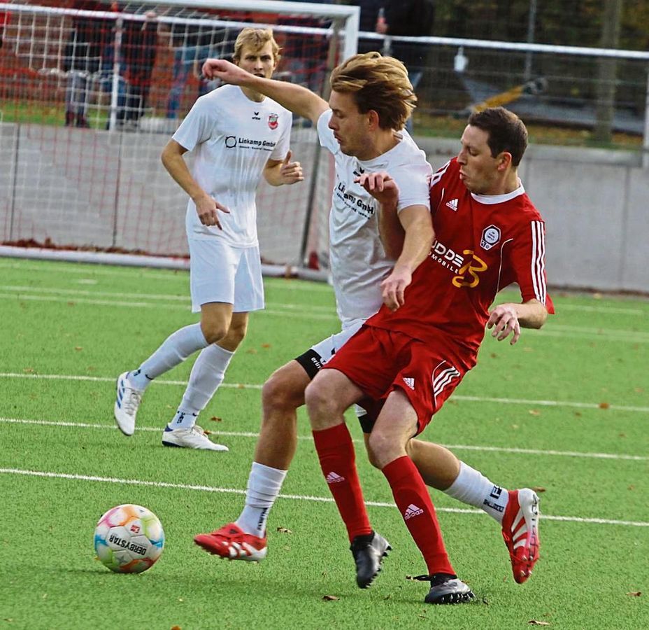 Die SG Suttrop/Kallenhardt (in Rot) empfängt den TuS Belecke zum Süd-Duell. Das Team des TuS Anröchte (in Weiß) ist beim VfL Hörste/Garfeln gefordert. Foto: Hartmut Brand