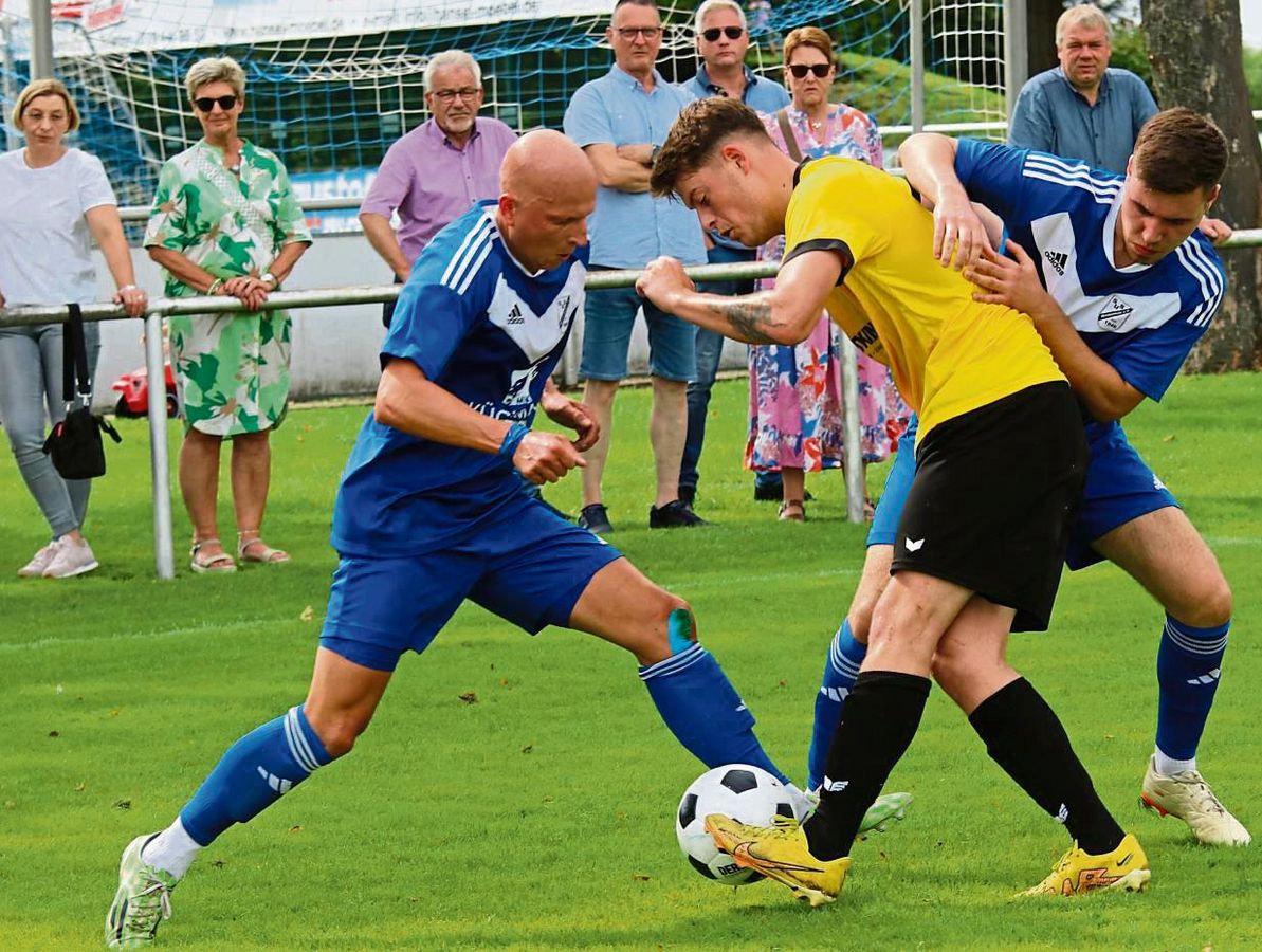 Eine Szene aus dem Hinspiel im August – das gewann der SuS Bad Westernkotten (in Gelb) beim SuS Westenholz mit 2:0. Am Samstag treffen sich beide Mannschaften im Kurort wieder. Foto: Wiegand