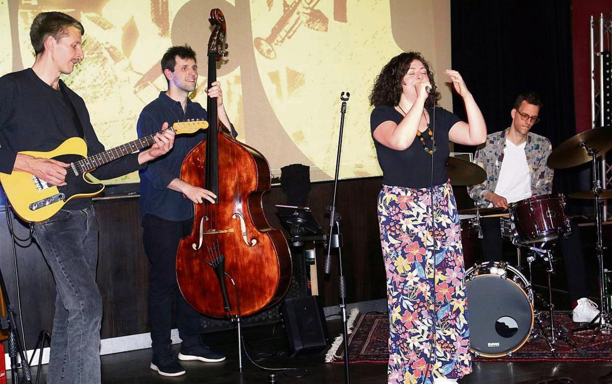 Juliana Blumenschein und ihre Band verzauberten ihr Publikum beim Konzert im Apollo Klub. Foto: Heier