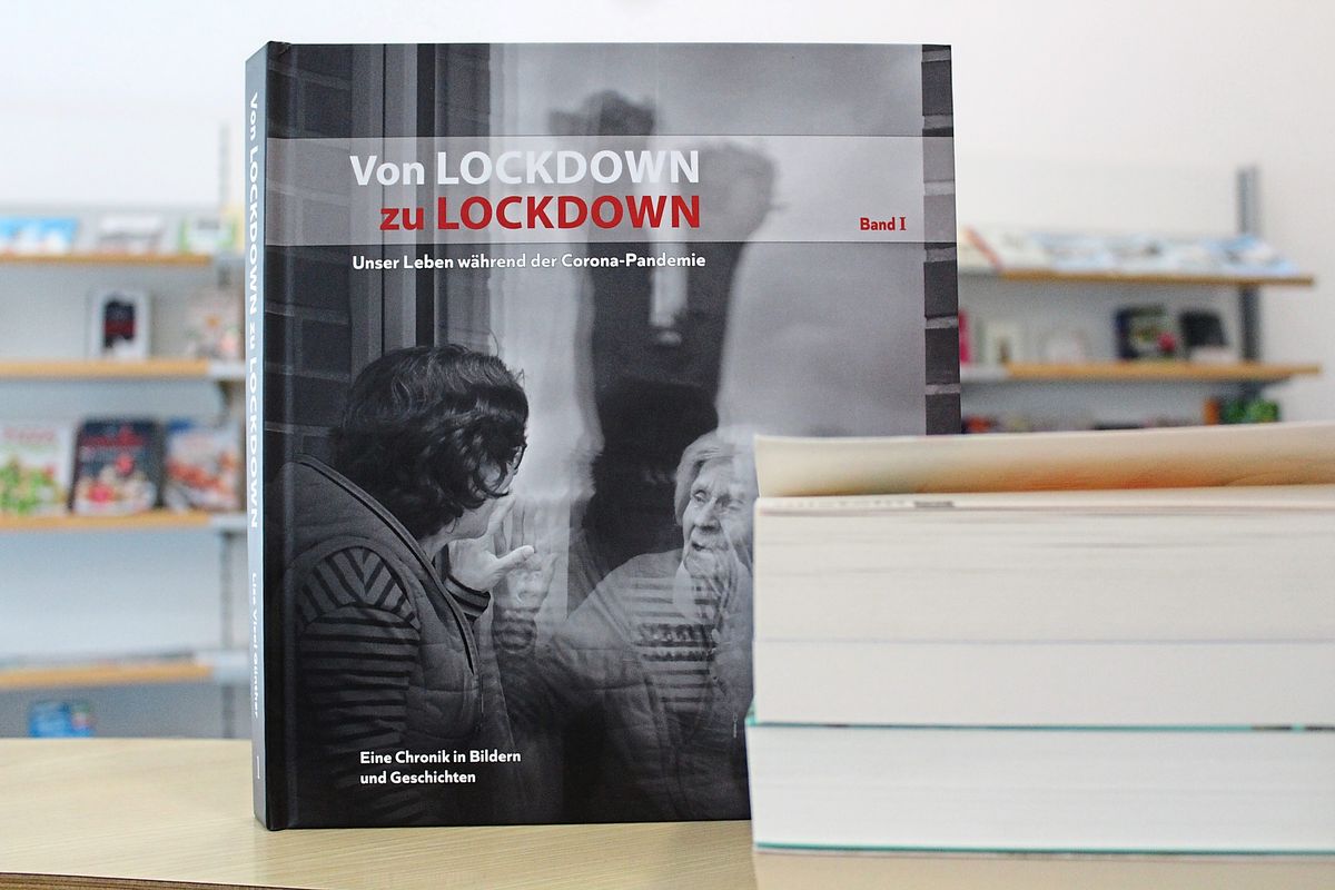 Rund 400 Fotos aus Lippstadt aus der Lockdown-Zeit sind in dem Buch zu sehen - Eine von sechs Empfehlungen von Lippstädter Kulturschaffenden. Foto: Mintert