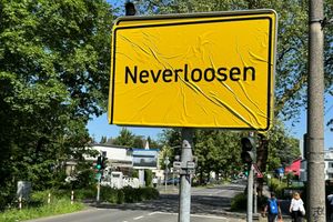 Das Ortsschild von Leverkusen im Stadtteil Schlebusch ist mit der Aufschrift «Neverloosen» überklebt worden. - Foto: Holger Schmidt/dpa