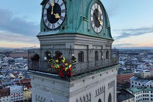 Kräfte der Berufsfeuerwehr München sind am Turm der Kirche St. Peter im Einsatz. - Foto: -/Berufsfeuerwehr München/dpa