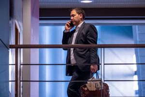 Finanzminister Lars Klingbeil (SPD) muss im Alltag viel Zeit am Handy verbringen - und will es an Weihnachten bewusst ausschalten. (Archivbild) - Foto: Michael Kappeler/dpa