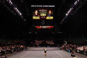 Nick Kyrgios beim Aufschlag im Battle of the Sexes gegen Aryna Sabalenka. - Foto: Amr Alfiky/Reuters/Getty Images Europe/Pool/dpa