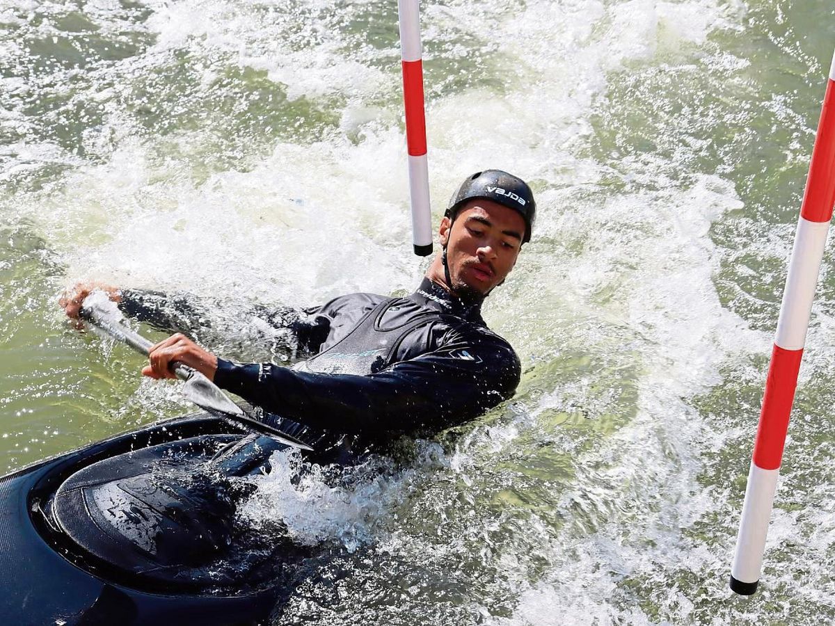 Große Verrenkungen, die sich gelohnt haben: Nelian Laryea vom WSC Lippstadt hat sich für die U18-Kanuslalom-Weltmeisterschaft Mitte Juli im französischen Foix qualifiziert. Foto: Lütkehaus
