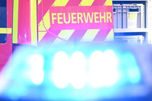 Ein Feuerwehrmann wurde nach aktuellen Angaben verletzt. (Symbolbild) - Foto: Bernd Weißbrod/dpa