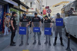 Türkische Polizisten stehen in einer Sicherheitslinie während des jährlichen LGBTQ+ Pride Marsches. - Foto: Dilara Acikgoz/AP/dpa