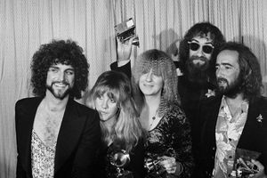 1978 erhielten John McVie (r) und Fleetwood Mac den Grammy in der Kategorie Album des Jahres für «Rumours». (Archivbild) - Foto: Richard Drew/AP/dpa