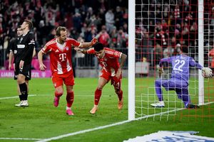 Luis Díaz (M) wird zum Münchner Matchwinner. - Foto: Sven Hoppe/dpa