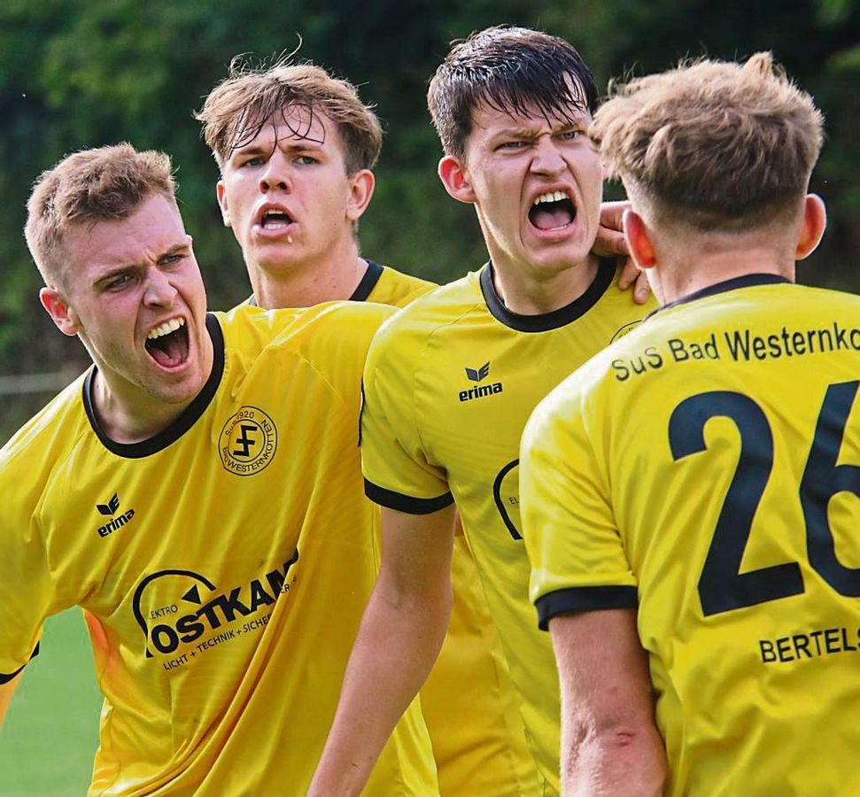 Nach 73 Minuten durfte der SuS Bad Westernkotten jubeln. Louis Sprick (3.v.l.) hatte eine Hereingabe von Daniel Bertels (r.) zum alles entscheidenden 1:0 verwandelt. Mit ihm freuten sich auch Marvin Schumacher (l.) und Phil Mehn (2.v.l.) Foto: Wiegand