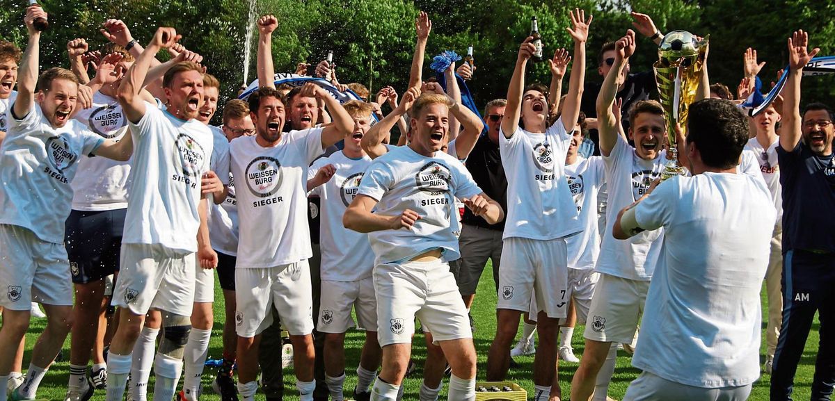 Thomas Kückmann (vorne) bringt die Trophäe ran: Beim VfL Hörste-Garfeln herrschte nach dem Pokaltriumph Ausnahmezustand. Mit 4:0 setzte sich die Miceli-Truppe gegen den Liga-Konkurrenten und Nachbarn TuS Ehringhausen durch. Belohnt wurde man zudem mit 700 Euro Preisgeld sowie der Teilnahme am Westfalenpokal. Fotos: Heinke